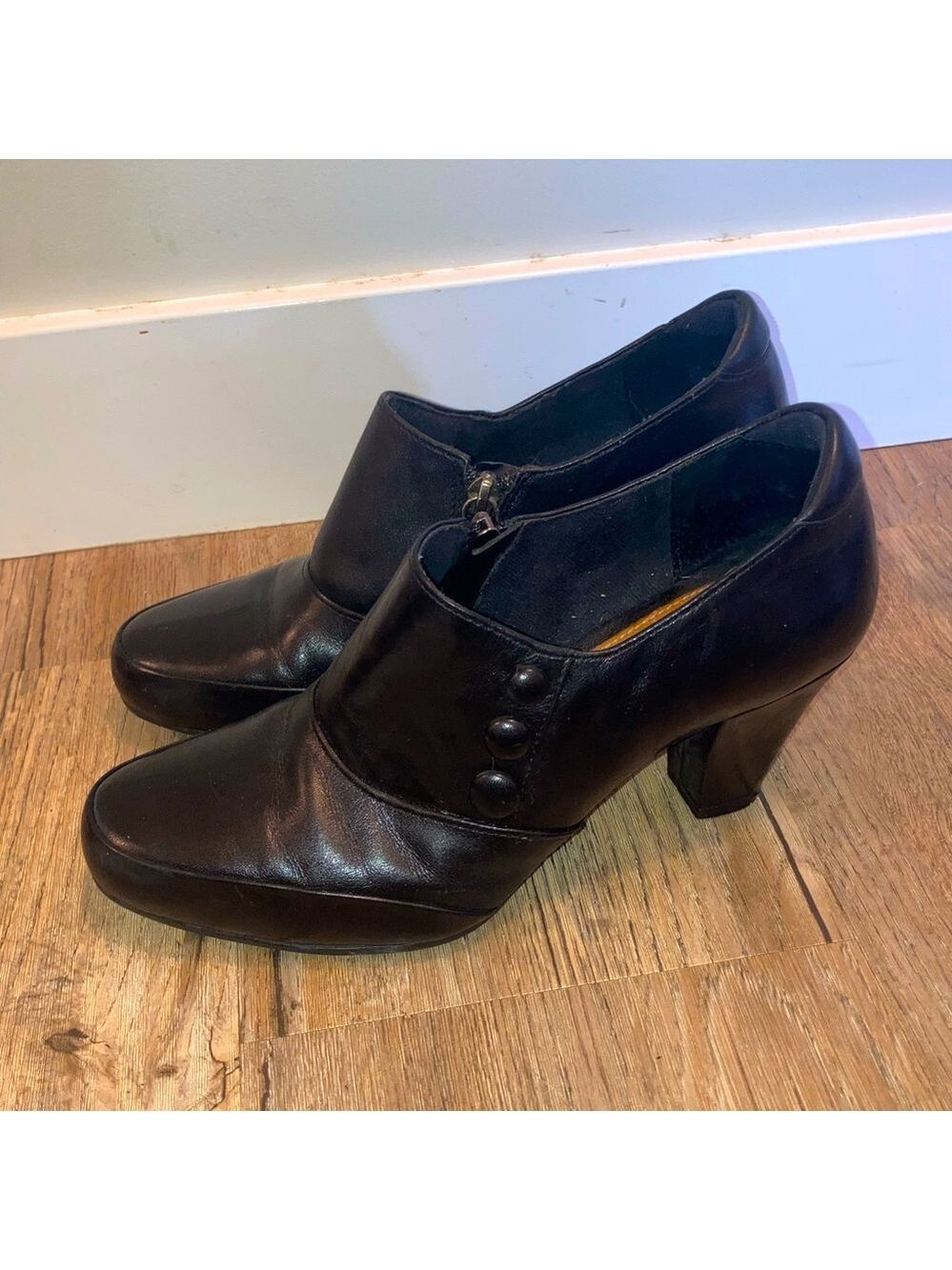 Clarks Artisan Black Leather Zipper Ankle Booties Button Accent Sz 7.5M / 7.5 M